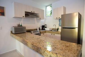 Nhà bếp/bếp nhỏ tại 87965 Spacious and private retreat 1 block from the Ocean in Progreso East