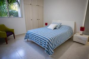 Giường trong phòng chung tại 87965 Spacious and private retreat 1 block from the Ocean in Progreso East