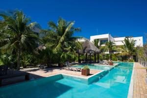 Hồ bơi trong/gần 87965 Spacious and private retreat 1 block from the Ocean in Progreso East