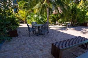 Vườn quanh 87965 Spacious and private retreat 1 block from the Ocean in Progreso East