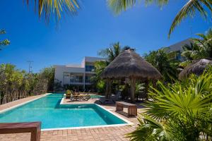 Bazén v ubytování 87965 Spacious and private retreat 1 block from the Ocean in Progreso East nebo v jeho okolí