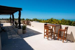 Ban công/sân hiên tại 87965 Spacious and private retreat 1 block from the Ocean in Progreso East