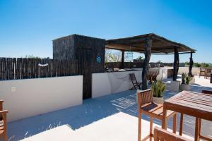 Ban công/sân hiên tại 87965 Spacious and private retreat 1 block from the Ocean in Progreso East