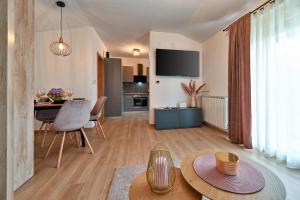 sala de estar con mesa y comedor en Tonka studio apartman, en Križevci