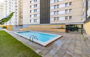 a swimming pool in front of a building at Espectacular piso cerca de la playa in Barcelona