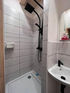biała łazienka z umywalką i prysznicem w obiekcie Chalet Des Legendes w mieście La Combe