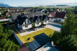 una vista aérea de un pueblo con casas en Rezidencia Makovica en Veľká Lomnica