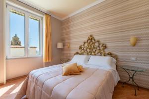 1 dormitorio con cama grande y ventana grande en Amalpha Domus Apartment en Amalfi