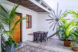un patio con mesa, sillas y plantas en Casa Moraira en Cartagena de Indias