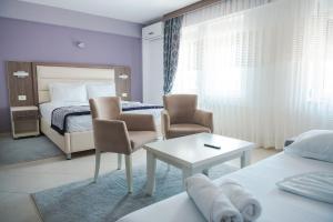 Posteľ alebo postele v izbe v ubytovaní Emerald Hotel