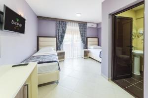 Posteľ alebo postele v izbe v ubytovaní Emerald Hotel
