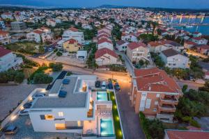 een luchtfoto van een huis in een buitenwijk bij Villa Petra 1 - private pool in Novalja
