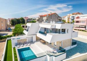 een luchtfoto van een huis met een zwembad bij Villa Petra 1 - private pool in Novalja