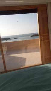 vistas al océano desde la ventana del dormitorio en Riad Mellah en Essaouira