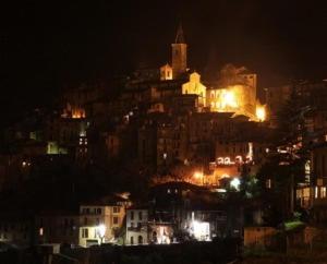 Nespecifikovaný výhled na destinaci Apricale nebo výhled na město při pohledu z bed and breakfast