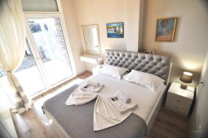 una camera da letto con un letto con due asciugamani sopra di Zennova #40 Trikorfo Cottage a Yerakiní