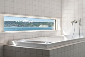 Koupelna v ubytování Oceanfront penthouse duplex wamazing view!