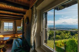 Habitación con ventana grande con vistas. en Cosy Hill Home Rucman With a Breathtaking View, en Zgornja Pohanca