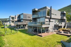 een luchtfoto van een huis met een tuin bij Oceanfront penthouse duplex wamazing view! in Tromsø