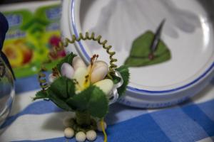 une petite figurine d'une fleur sur une table dans l'établissement L'Alpino, à Sulmona