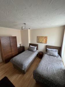 Yeovil Town Centre - Large 2 Bedroom Apt With Parking tesisinde bir odada yatak veya yataklar