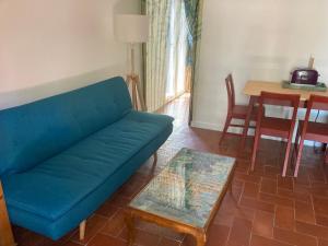 sala de estar con sofá azul y mesa en Mireval, en Mireval