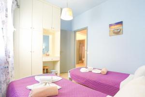 A bed or beds in a room at Kaminaki Beachfront Apartments