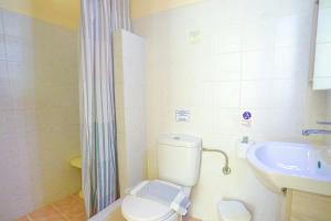 A bathroom at Kaminaki Beachfront Apartments