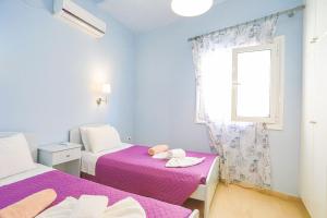 A bed or beds in a room at Kaminaki Beachfront Apartments