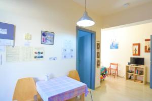 A television and/or entertainment centre at Kaminaki Beachfront Apartments