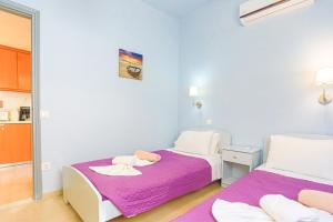A bed or beds in a room at Kaminaki Beachfront Apartments