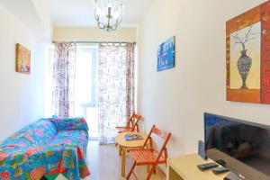 A television and/or entertainment centre at Kaminaki Beachfront Apartments