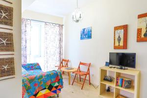 A television and/or entertainment centre at Kaminaki Beachfront Apartments