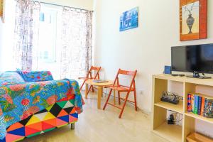 A television and/or entertainment centre at Kaminaki Beachfront Apartments