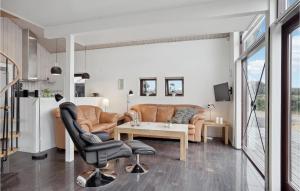 イェリングにあるBeautiful Home In Hjrring With 3 Bedrooms, Sauna And Wifiのリビングルーム(ソファ、テーブル付)