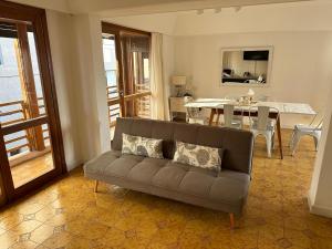 sala de estar con sofá y mesa en Lujo Junto al Mar - Cochera y Terraza Privada en Mar del Plata