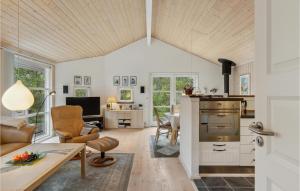 Il comprend un salon avec une table et une cuisine. dans l'établissement Amazing Home In lbk With Kitchen, à Ålbæk