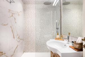 Ванная комната в Mavrogenous Luxury Apartments