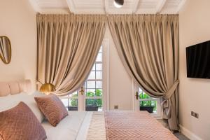 Кровать или кровати в номере Mavrogenous Luxury Apartments