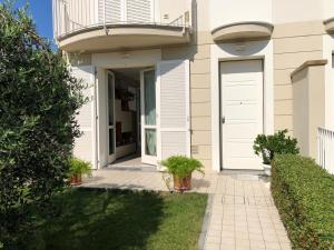 a house with a white door and a balcony at Casa Marisa in Ponsacco