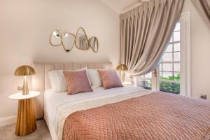 Кровать или кровати в номере Mavrogenous Luxury Apartments