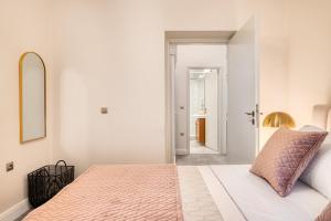 Кровать или кровати в номере Mavrogenous Luxury Apartments