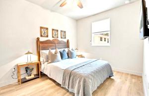 Un dormitorio con una cama grande y una ventana en NEW LISTING Sarasota Pet-friendly 1 Bedroom Apartment, en Sarasota