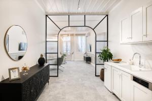 Кухня или мини-кухня в Mavrogenous Luxury Apartments

