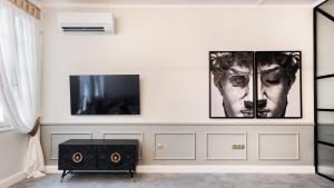 Телевизор и/или развлекательный центр в Mavrogenous Luxury Apartments