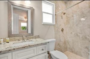 y baño con aseo, lavabo y ducha. en NEW LISTING Sarasota Pet-friendly 1 Bedroom Apartment, en Sarasota