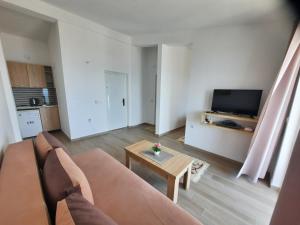 een woonkamer met een bank en een tafel bij Studio Apartments Jupo in Ulcinj