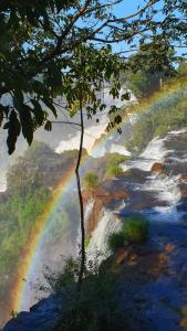 une peinture d'un arc-en-ciel à côté d'une rivière dans l'établissement Tres Fronteras Apart 2, à Puerto Iguazú