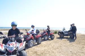 un grupo de personas en la playa en B&b - Giardino del Mare -- relax and adventure -- Petrosino TP, en Petrosino