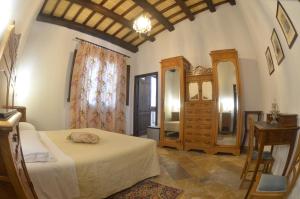 1 dormitorio con cama, tocador y espejo en B&b - Giardino del Mare -- relax and adventure -- Petrosino TP, en Petrosino